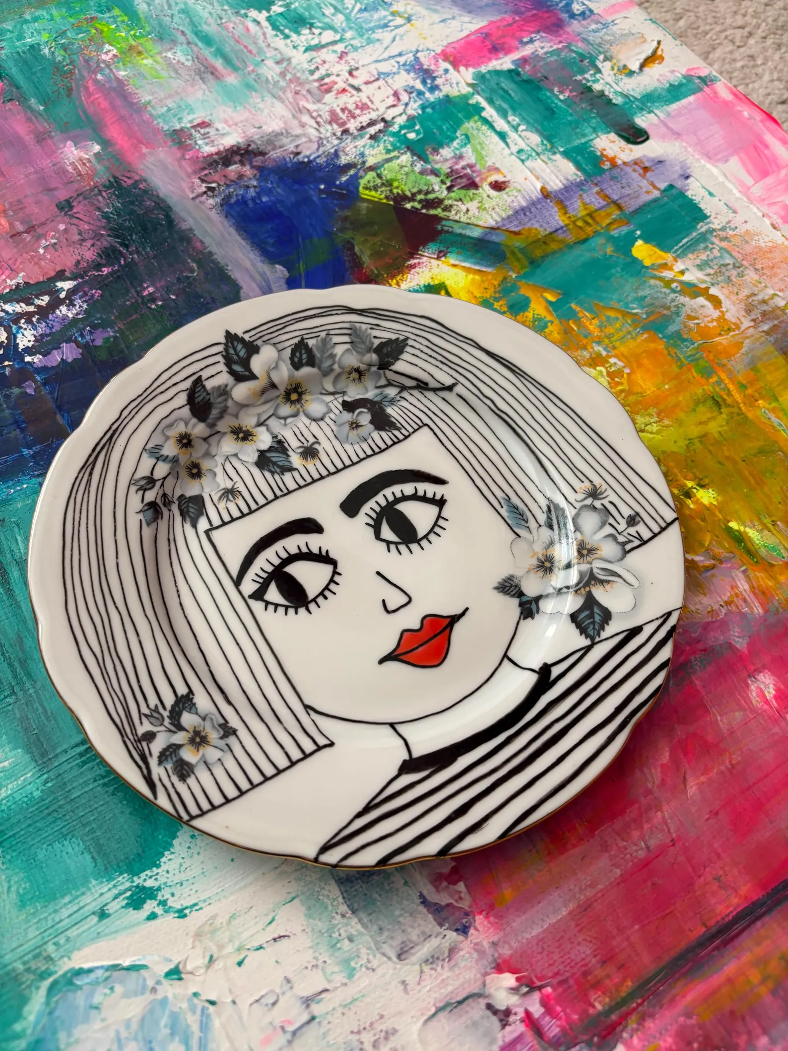 Hand illustrated vintage plate of the Beatnik lady - Image 3